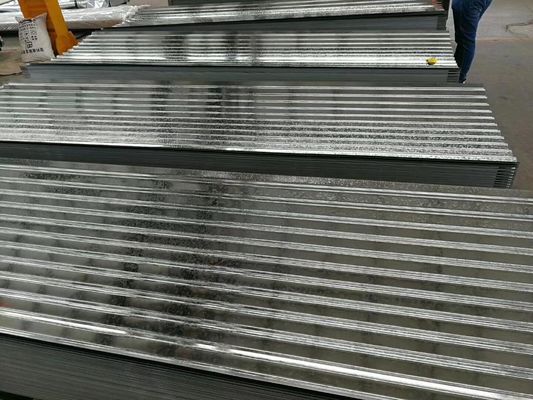 صفيحة الفولاذ المموجة الكبيرة 60-95HRB صلابة السطح اللون الأبيض